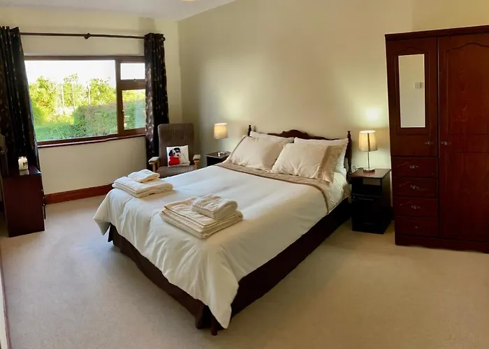 Lily's - 3 Bedroom Country With Large Garden *